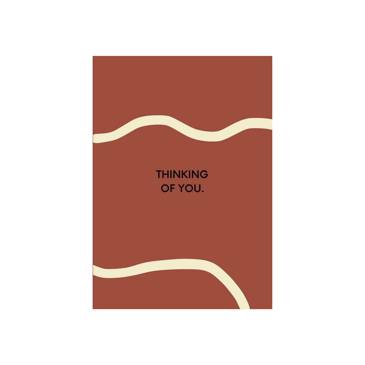 De Matriks JL Postkaart Thinking Of You Dubbel van Matriks heeft een bruine rechthoek met twee golvende crèmekleurige lijnen, "THINKING OF YOU." in zwart in het midden, alles op een witte achtergrond in een warm kleurenpalet.