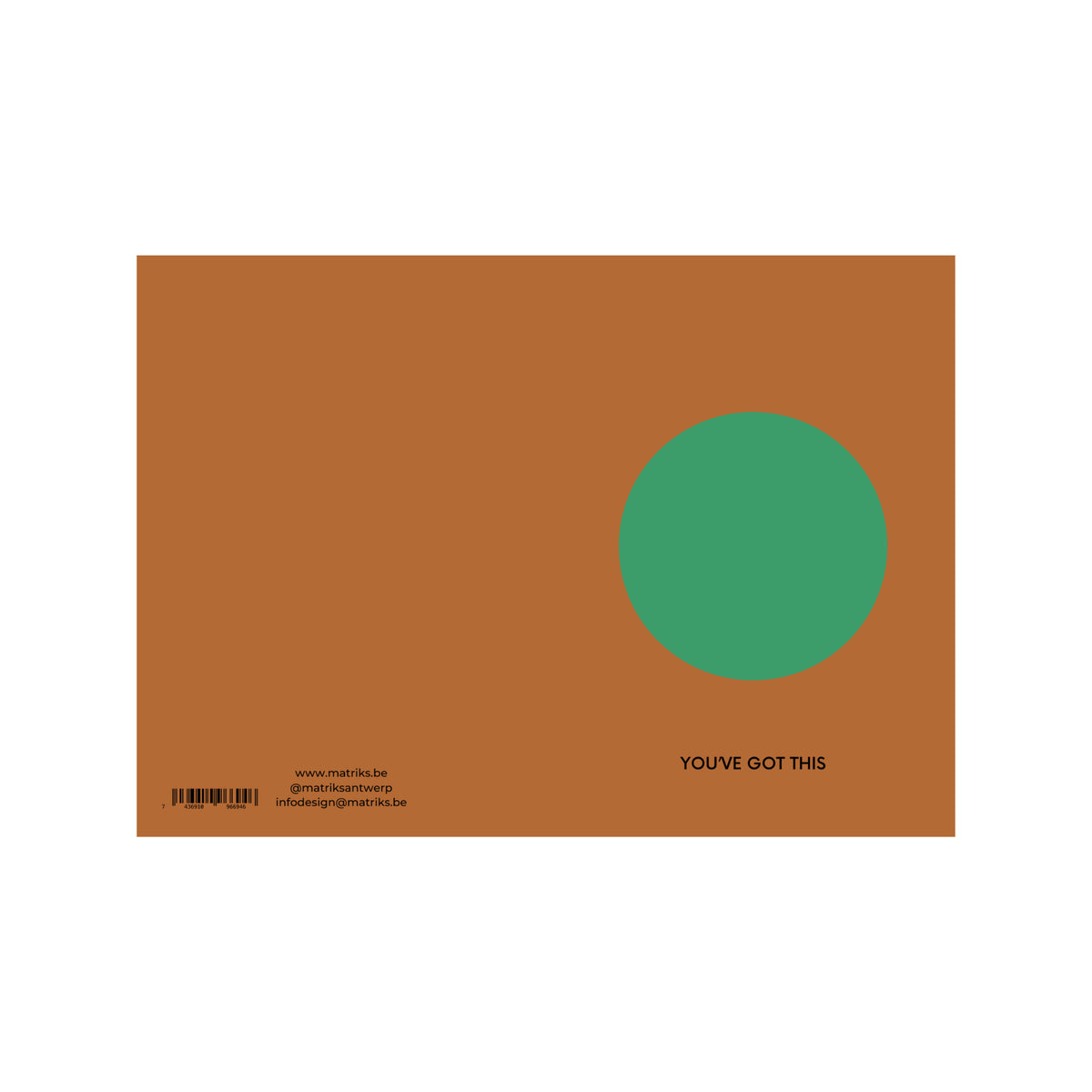 De Matriks JL Postkaart You've Got This Dubbel van Matriks is een bruine rechthoekige kaart met rechts een grote groene cirkel en daaronder vetgedrukte tekst "YOUVE GOT THIS". Contactgegevens en barcode staan linksonder-grafisch ontwerp voor alle gelegenheden.