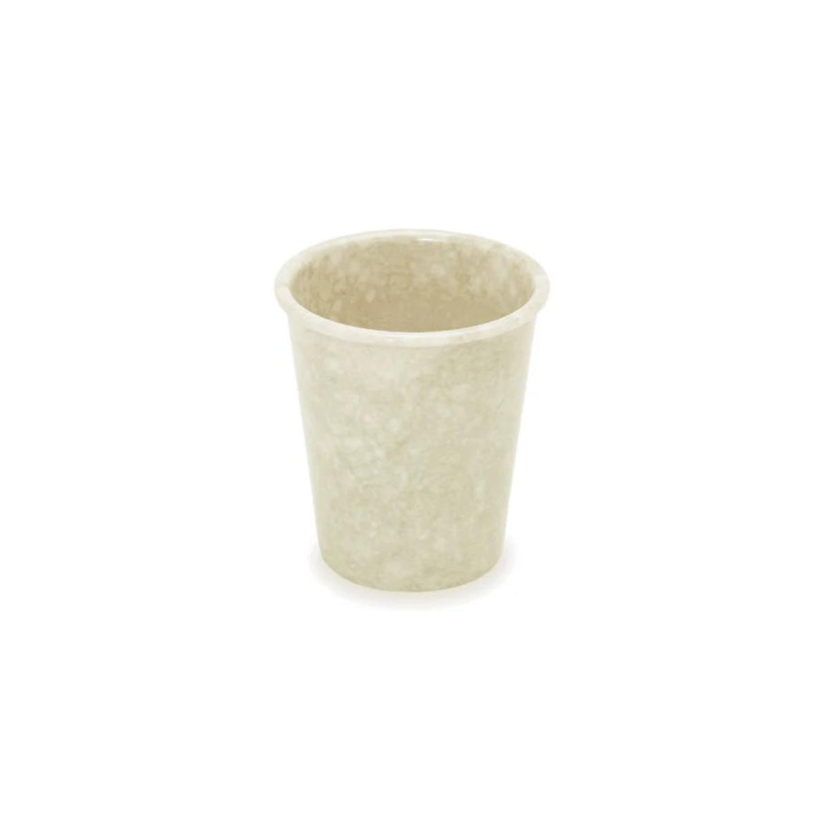 De Melamine Marbled Beker Ivoor van Melamine Marbled, met zijn beige gemarmerde ontwerp en gladde ronde rand, is ideaal als bureau-organizer of stijlvol drinkgerei - hier afgebeeld op een witte achtergrond.