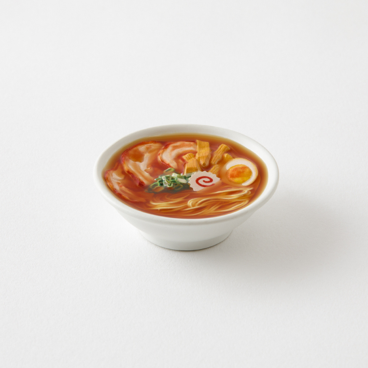 Een kleine witte kom Midori Miniatuur Magneet Ramen van Midori, met noedels, varkensvlees, ei, bamboescheuten, groene uien en narutomaki op een effen witte achtergrond - perfect voor fans van Japanse keuken magneet verzamelobjecten.