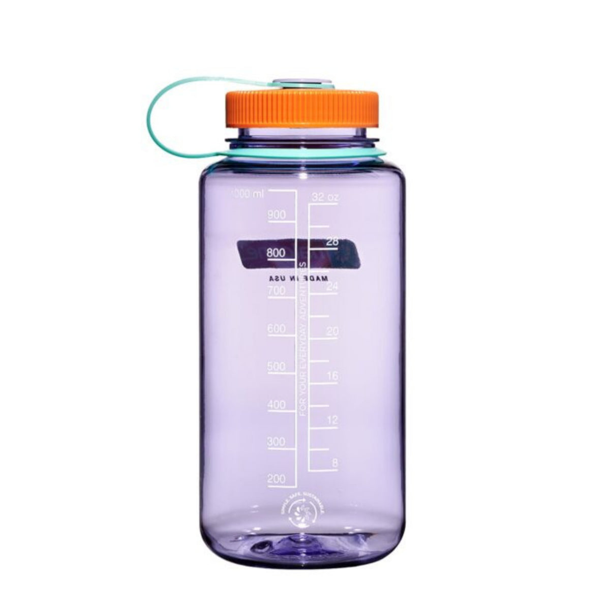 De Nalgene Drinkfles Brede Opening Amethyst 1L is een transparant paarse (amethyst) BPA-vrije fles met maataanduidingen, een oranje schroefdop, een lichtblauwe band en een brede opening voor gemakkelijk vullen en schoonmaken.