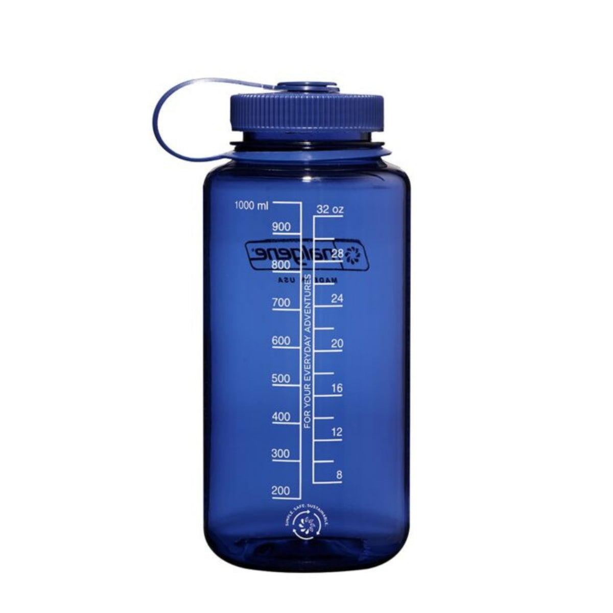 De Nalgene Drinkfles Brede Opening Denim 1L is een blauwe, BPA-vrije fles met schroefdeksel en handig lusje, voorzien van maatstrepen tot 1000 ml en het Nalgene-logo aan de zijkant.