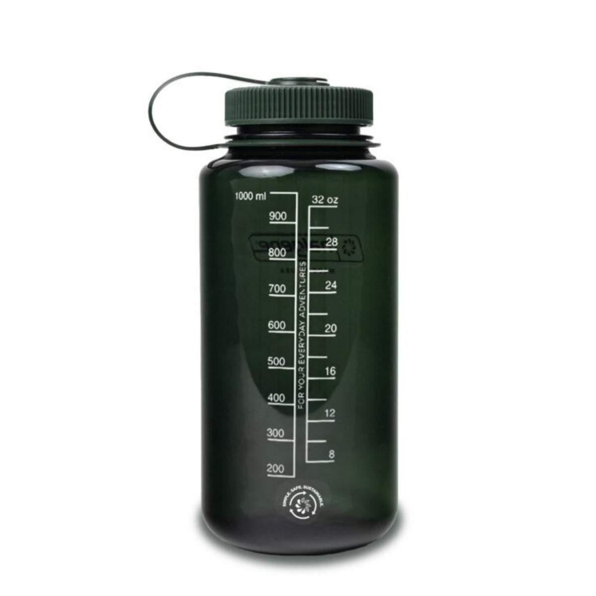 De Nalgene Drinkfles Brede Opening Jade 1L is een donkergroene, BPA-vrije fles met een schroefdeksel, draaglus en brede opening. De zijkant is voorzien van maataanduidingen in milliliters en ounces. Merk: Nalgene.