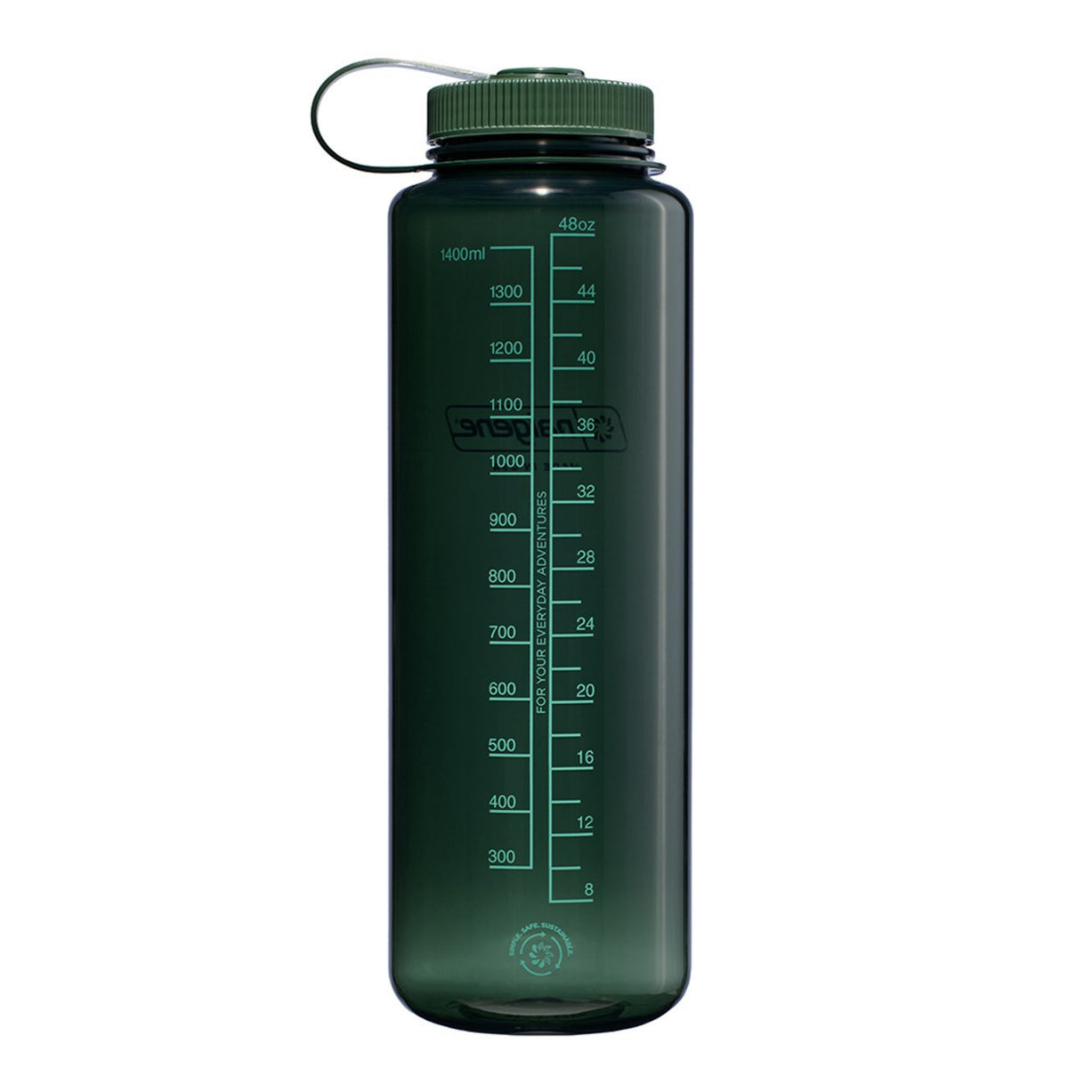 De Nalgene Drinkfles Brede Opening Jade 1,5L is een donkergroene BPA-vrije fles met een brede opening, schroefdeksel met draaglus en maatstrepen in milliliters en ounces.