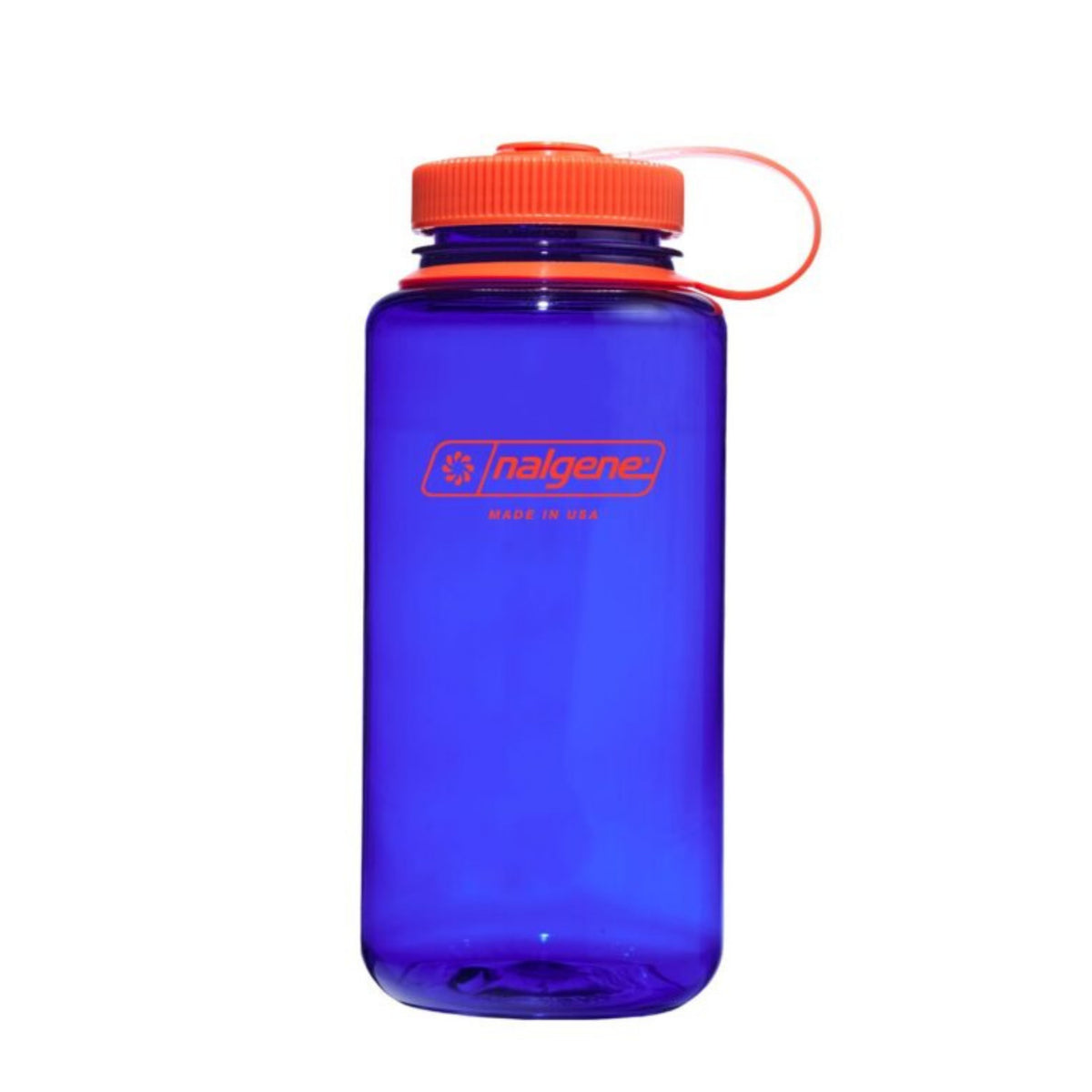 De Nalgene Drinkfles Brede Opening Periwinkle 1L is een BPA-vrije Tritan fles in alikruikblauw, met een oranje schroefdeksel en bijpassend logo, afgebeeld tegen een witte achtergrond.