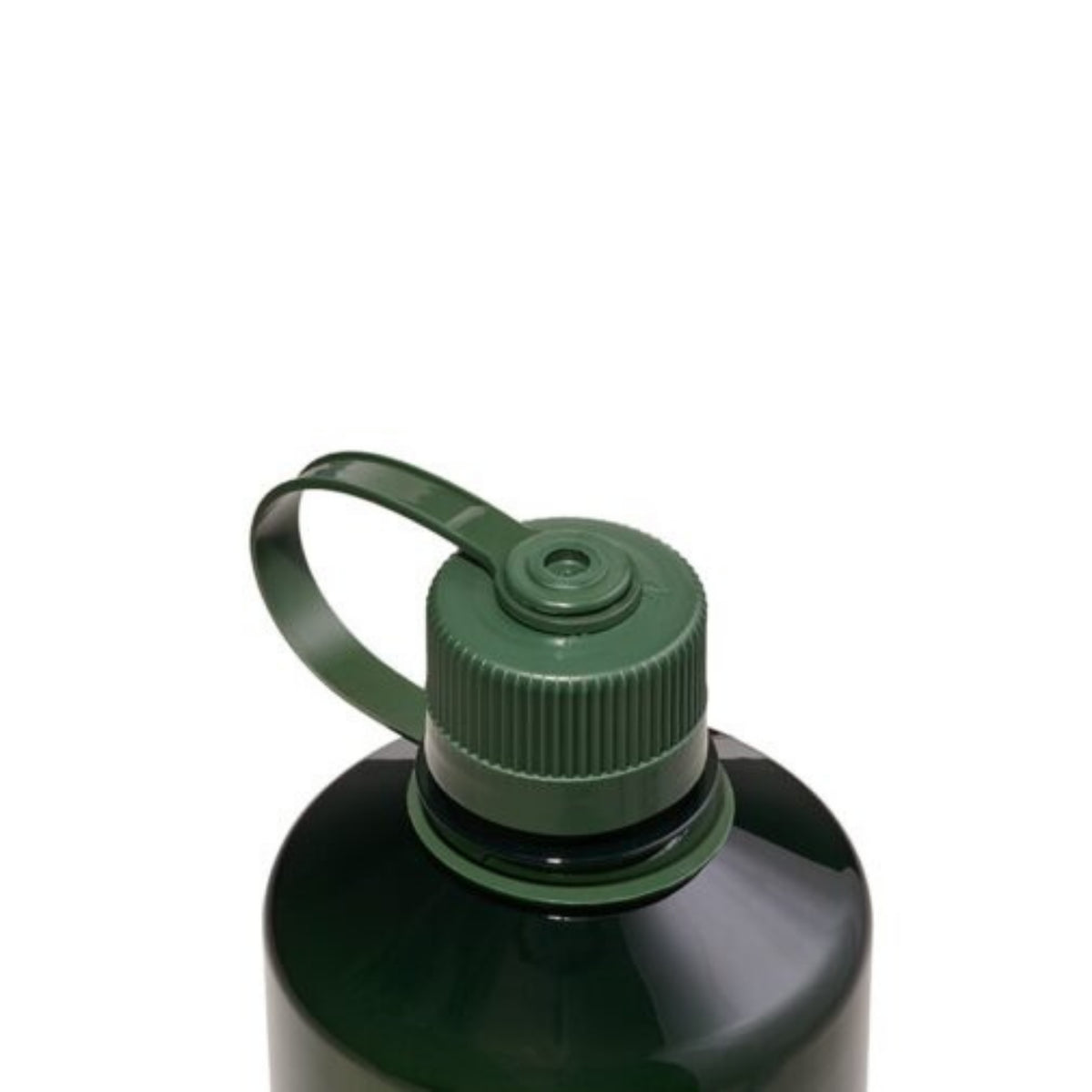 Een close-up van de Nalgene Drinkfles Smalle Opening Jade 1L, een donkergroene BPA-vrije Tritan Renew fles van Nalgene, met bijpassende schroefdop en draaglus, tegen een effen witte achtergrond.