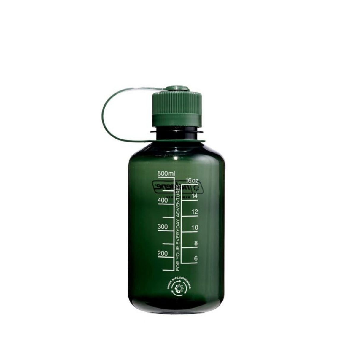 De Nalgene Drinkfles Smalle Opening Jade 500 ml is een donkergroene, BPA-vrije herbruikbare fles met een smalle opening, schroefdeksel, volumemarkeringen (ml/oz) en een handige draaglus.