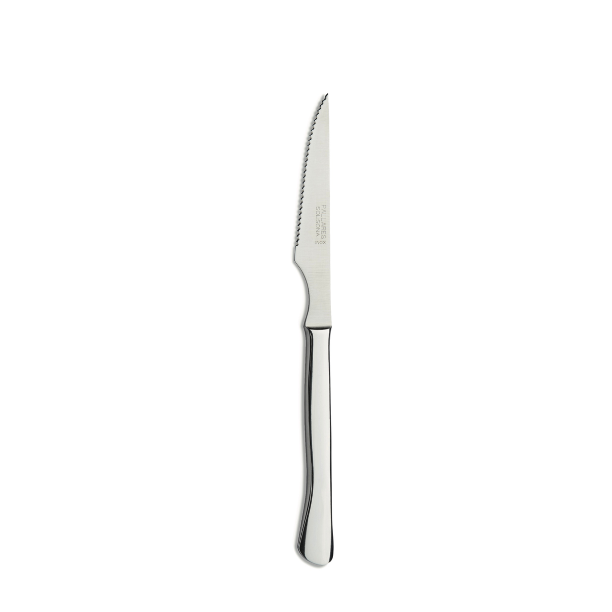 Het Pallares Solsona Steakmes Monobloc 9 cm heeft een gekarteld, roestvrijstalen lemmet en een glanzend, recht handvat en ligt op een witte achtergrond.