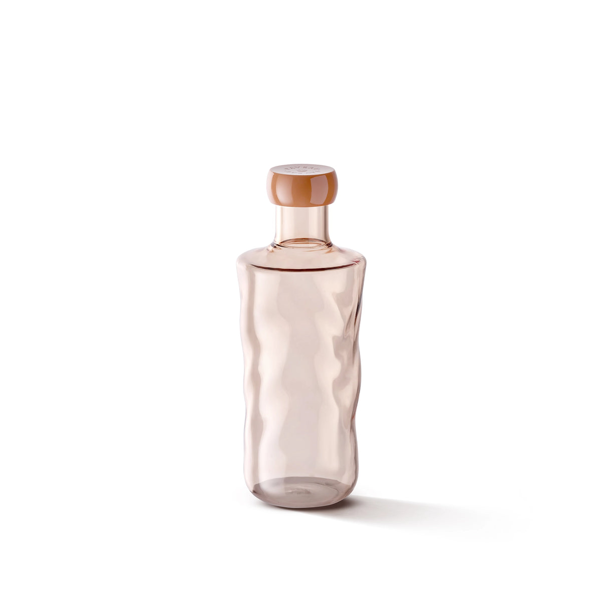 De Paveau Swirl Waterfles Glow Beige 0,75 l van Paveau heeft een doorschijnend beige ontwerp met elegante golvende texturen en een ronde dop, die rechtop staat op een witte achtergrond om duurzame stijl te laten zien.