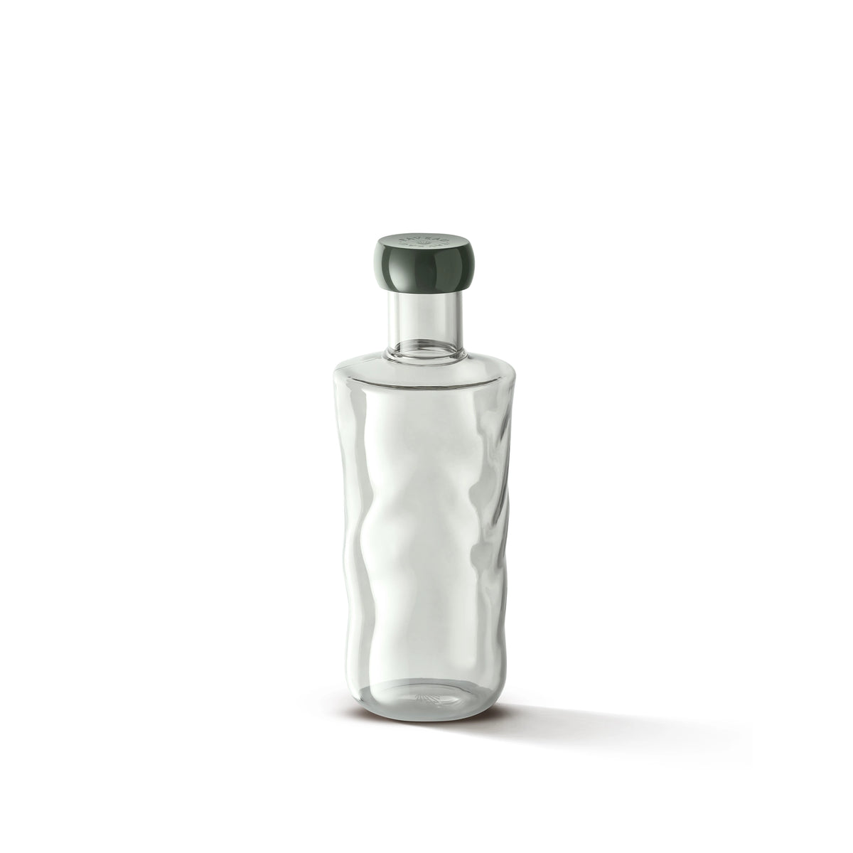 De Paveau Swirl Waterfles Mist Smoke 0,75 l van Paveau staat rechtop op een witte achtergrond, met helder golvend borosilicaatglas en een donkergroene ronde dop.