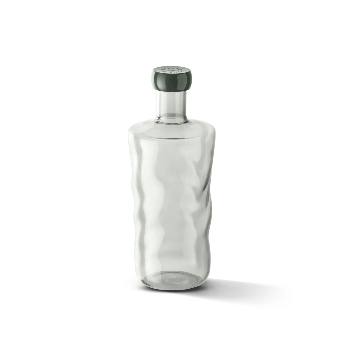 Een Paveau Swirl Waterfles Mist 1,25 l van Paveau, met een helder gegolfd lichaam en donkergroene dop, staat rechtop op een witte achtergrond.