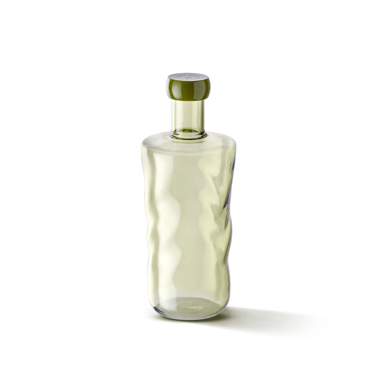 De Paveau Swirl Waterfles Moss Groen 1,25 l van Paveau, met een golvend gestructureerd oppervlak en bijpassende ronde dop, staat op een effen witte achtergrond.