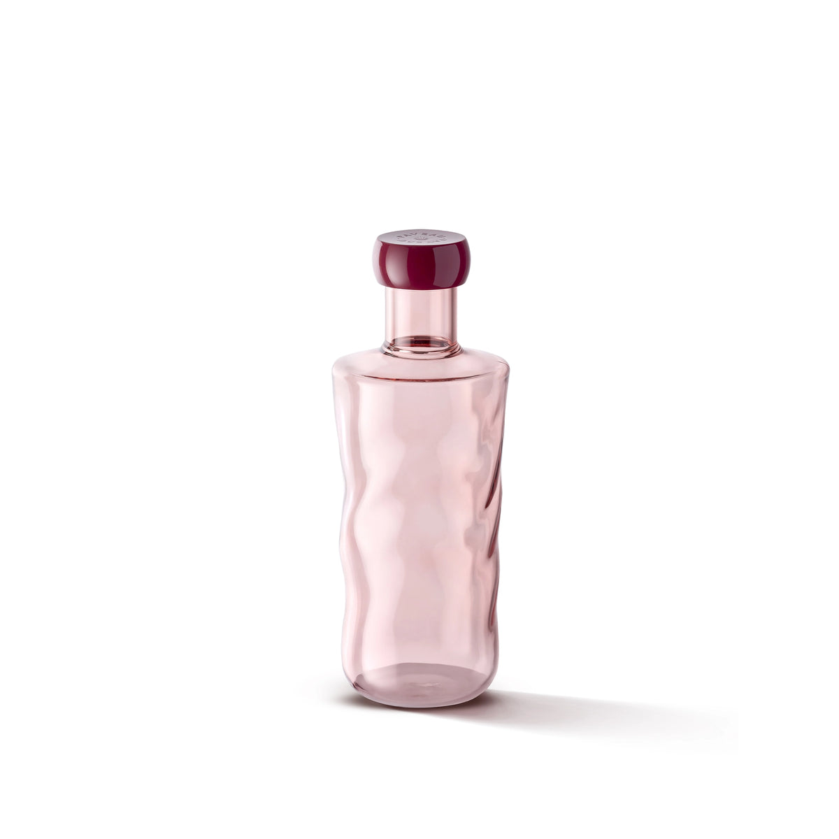 De Paveau Swirl Waterfles Silt Bordeaux 0,75 l van Paveau is een borosilicaat glazen fles met een golvende textuur en bijpassende dop, rechtopstaand afgebeeld op een witte achtergrond.