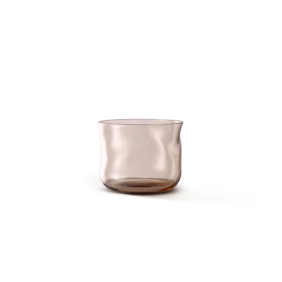 De Paveau Swirl Waterglas Glow Beige 24 cl van Paveau heeft een doorschijnende lichtbruine tint, een subtiele beige tint en een zacht golvende, organische vorm tegen een witte achtergrond.