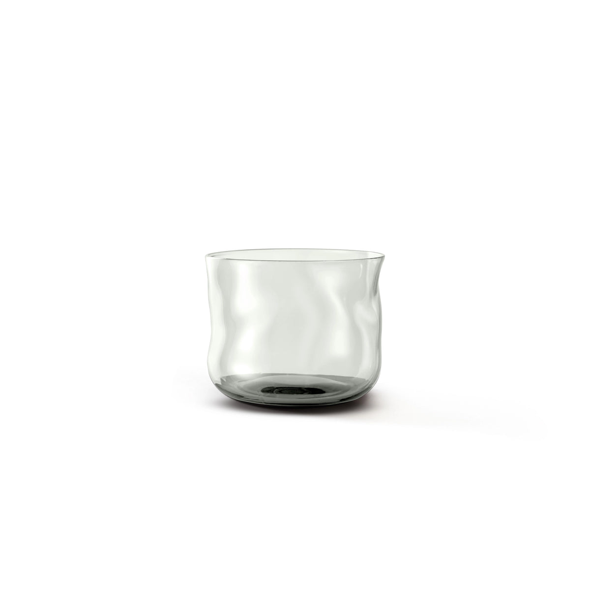 De Paveau Swirl Waterglas Mist Smoke 24 cl van Paveau heeft een transparant borosilicaatglas met een subtiele grijze tint en zacht golvende randen, afgebeeld op een effen witte achtergrond.