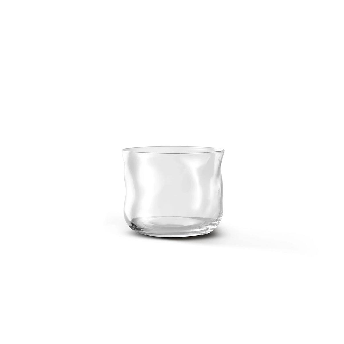 Een heldere, lege Paveau Swirl Waterglas Wave Helder 24 cl van Paveau, met een unieke golvende vorm, wordt weergegeven op een effen witte achtergrond, waardoor het duurzame glas en het kenmerkende Wave-ontwerp worden benadrukt.