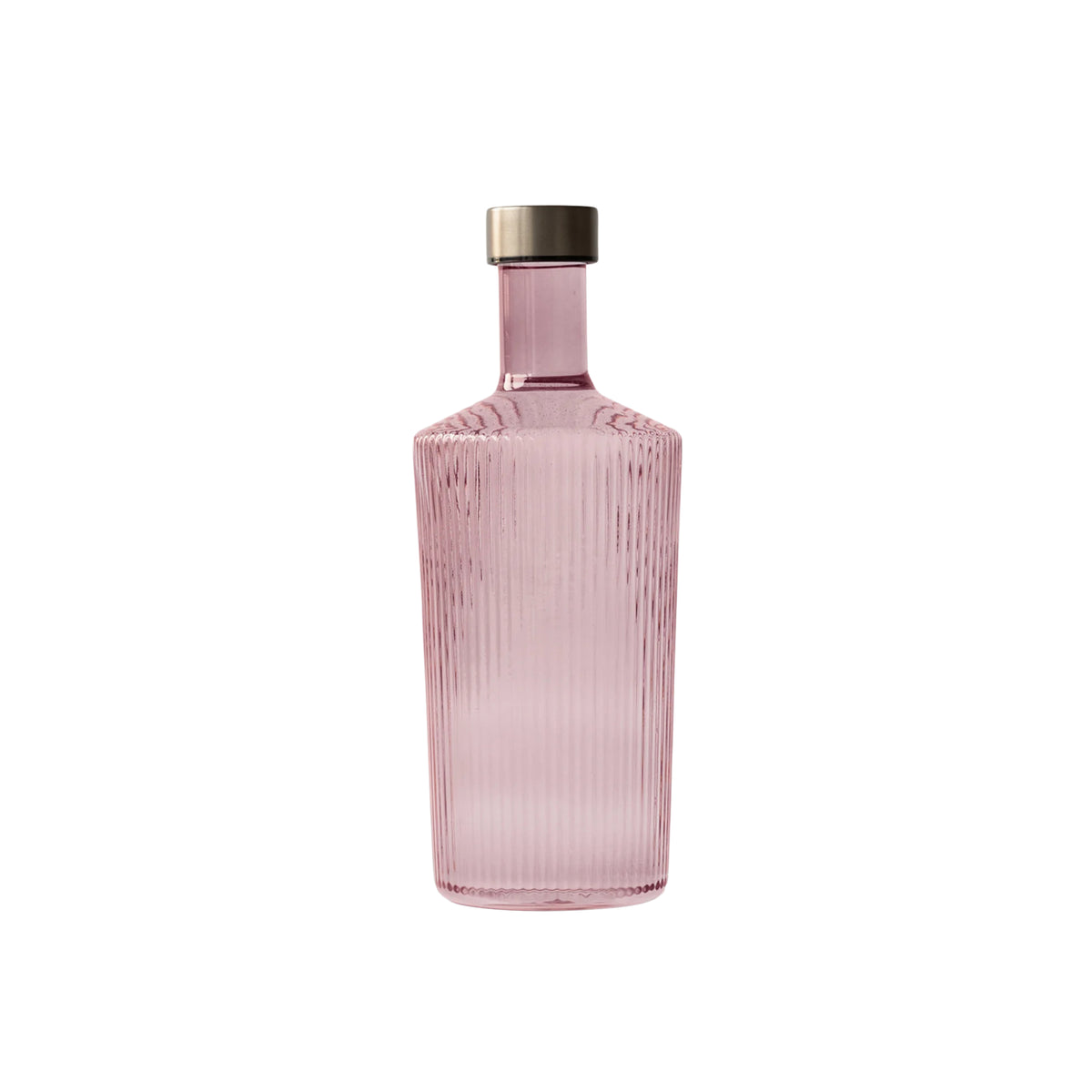 De Paveau Waterfles Broome 1,25 l van Paveau is een hoge, geribbelde, roze glazen fles met een metalen dop, rechtopstaand tegen een effen witte achtergrond.