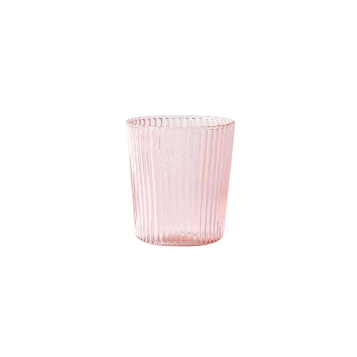 De Paveau Waterglas Pink van Paveau is een transparante, lichtroze beker met een verticaal geribbeld ontwerp, afgebeeld tegen een effen witte achtergrond.