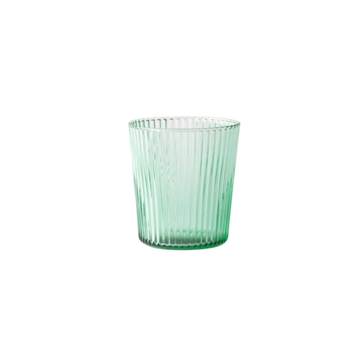 De Paveau Waterglas Bondi Green van Paveau is een transparante, lichtgroene beker met een geribbeld ontwerp met verticale ribbels, weergegeven op een witte achtergrond om de tijdloze stijl te benadrukken.