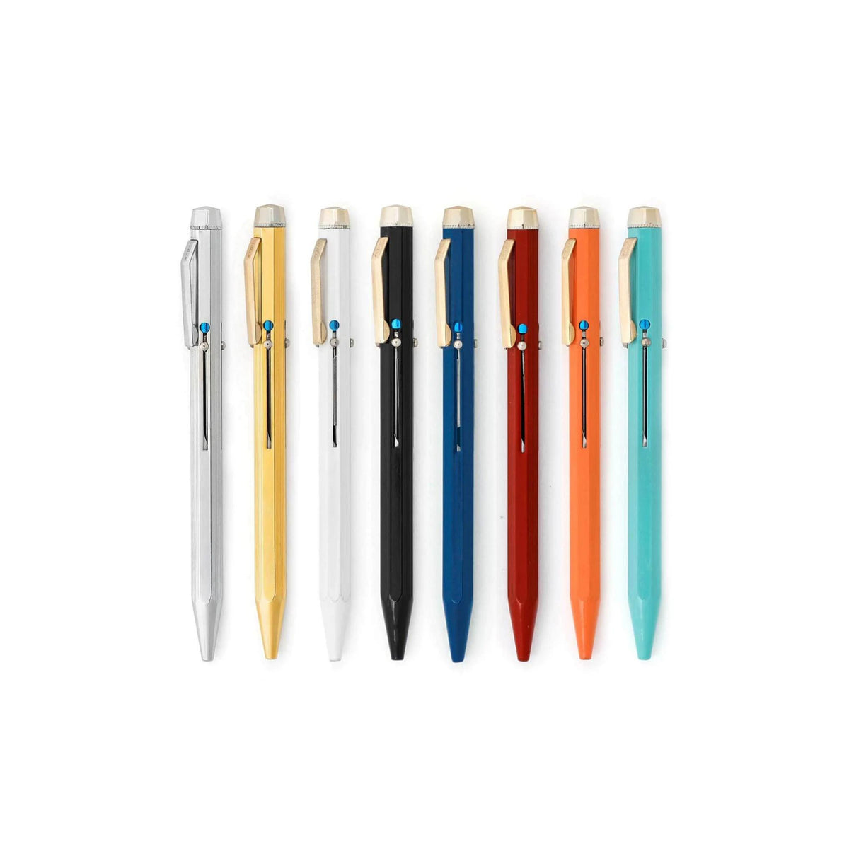 Acht Penco 4 Kleuren Balpennen Zwart staan verticaal tegen een witte achtergrond, elk met een clip en kleine gum bovenop voor een vintage industriële look.