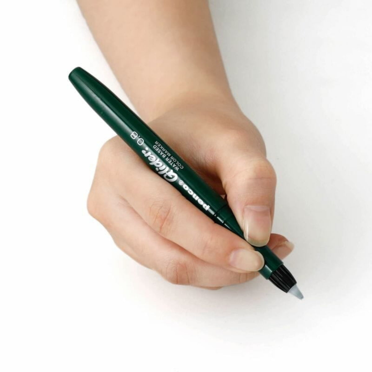 Een hand houdt een Penco Glider Pen Blauw vast met de punt klaar om te schrijven, wat een zijdezachte schrijfervaring belooft - ideaal voor degenen die houden van de moeiteloze glijbeweging van een Penco blauwe pen.