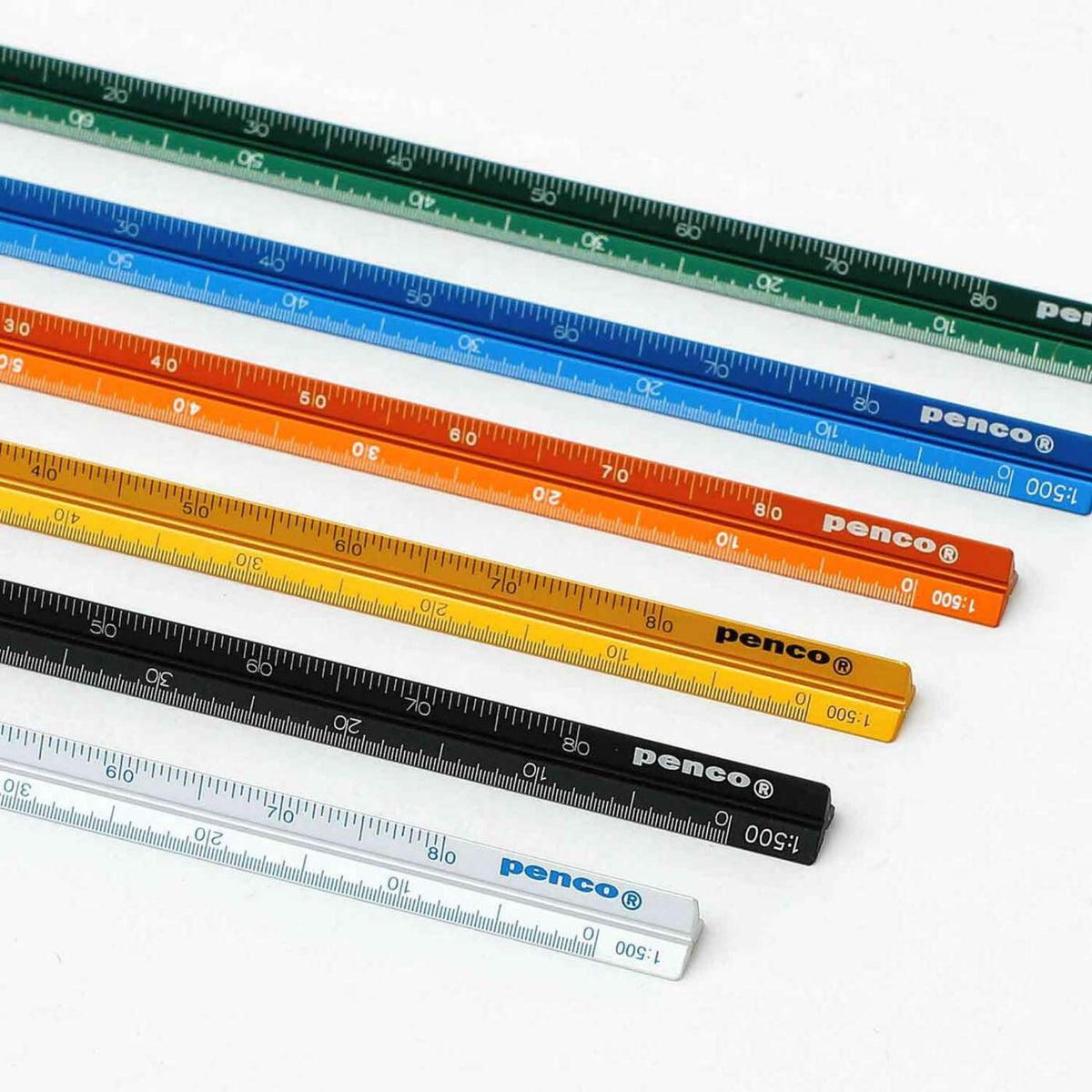 De Penco Lat Aluminium Zilver is een van de acht kleurrijke aluminium linialen van Penco, elk gemarkeerd met afmetingen en gemerkt langs de zijkant - ideaal voor technisch tekenen. Verkrijgbaar in groen, blauw, oranje, rood, geel, zwart, zilver en wit.