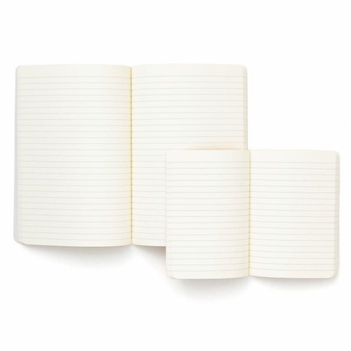 Twee open, gelinieerde notitieboeken liggen op een wit oppervlak, waarbij het kleinere Penco Notitieboek Groen A6 het grotere notitieboek gedeeltelijk overlapt. Beide zijn voorzien van blanco, crèmekleurige pagina's.