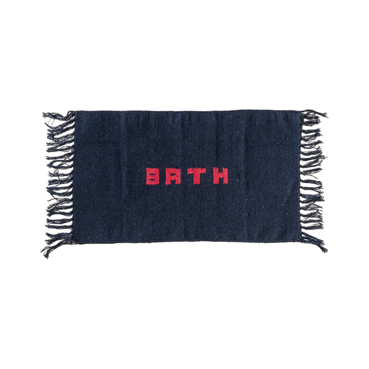 De Puebco Badmat Gerecycleerd Garen Blauw 75/45 is een rechthoekige, donkerblauwe handgeweven mat met franje aan de randen en 'BATH' in dikke rode letters in het midden.
