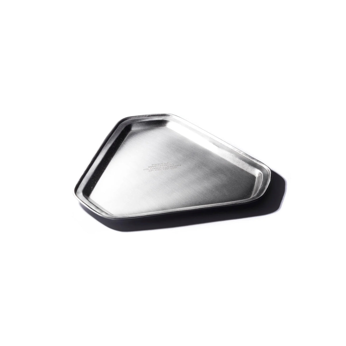 Het Puebco Iron Driehoekig Dienblad van Puebco is een metalen, asymmetrisch dienblad met een geborstelde afwerking en een geometrisch ontwerp, afgebeeld op een witte achtergrond die een zachte schaduw werpt.