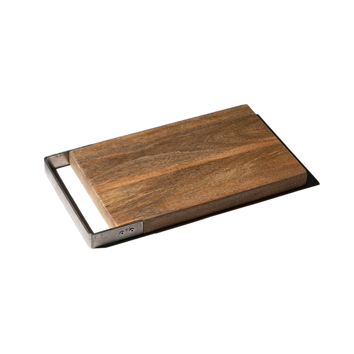 De Puebco Snijplank Mango Hout 20/32 is een rechthoekige snijplank van mangohout met een stalen handvat aan één uiteinde, afgebeeld tegen een witte achtergrond.