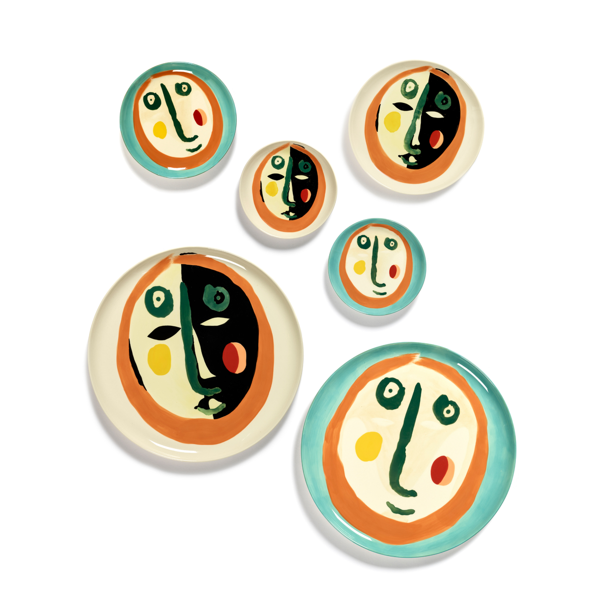 Zes keramische borden uit de Serax Feast Ottolenghi Serveerbord Face N°2 D35-collectie zijn op een witte achtergrond gerangschikt. Elk keramisch serveerbord van Serax is voorzien van een abstract, kleurrijk gezichtsontwerp met gedurfde vormen en expressieve penseelstreken, waardoor elk bord een uniek en speels karakter krijgt.