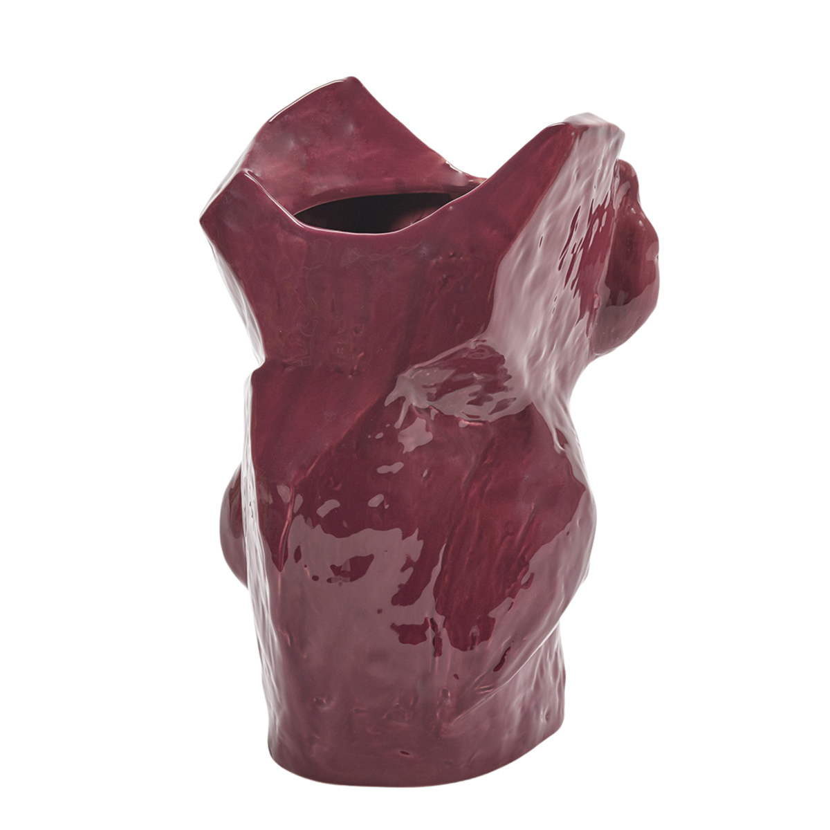 De Serax After Midnight Uil Vaas Aubergine L van Serax is een glanzende, diep bordeauxrode vaas van keramiek met een abstract, verfrommeld oppervlak, scherpe randen en onregelmatige contouren.