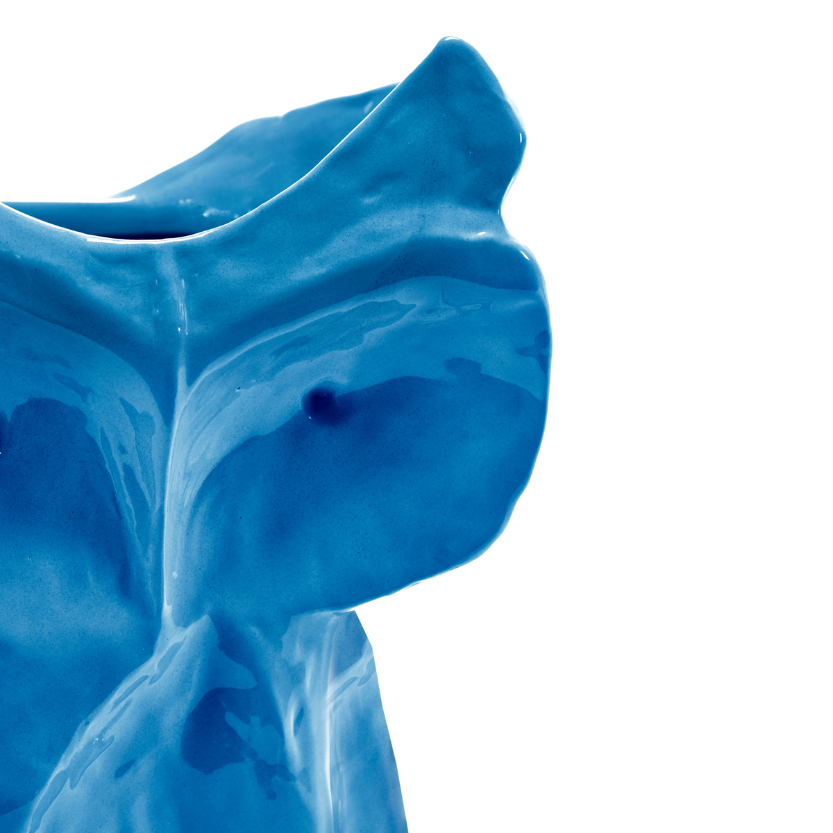 Een close-up van de Serax Marni After Midnight Uil Vaas Blauw S van Serax, met de nadruk op het helderblauw geglazuurde keramische oppervlak met focus op het oor en de kofferachtige details tegen een witte achtergrond.