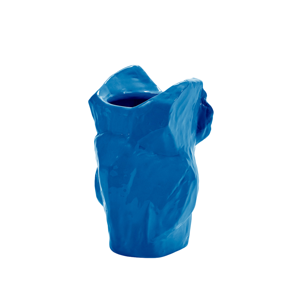De Serax Marni After Midnight Uil Vaas Blauw S heeft een glanzend, abstract ontwerp met een onregelmatig gefacetteerd oppervlak en een asymmetrische opening, die doet denken aan de stijl van Marni, tegen een effen witte achtergrond.