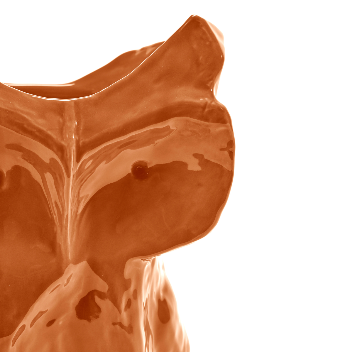 Close-up van de Serax Marni After Midnight Uil Vaas Oranje S, een oranje keramieken vaas van Serax, in de vorm van een abstracte uil met spitse oren en gestileerde gelaatstrekken, tegen een witte achtergrond.