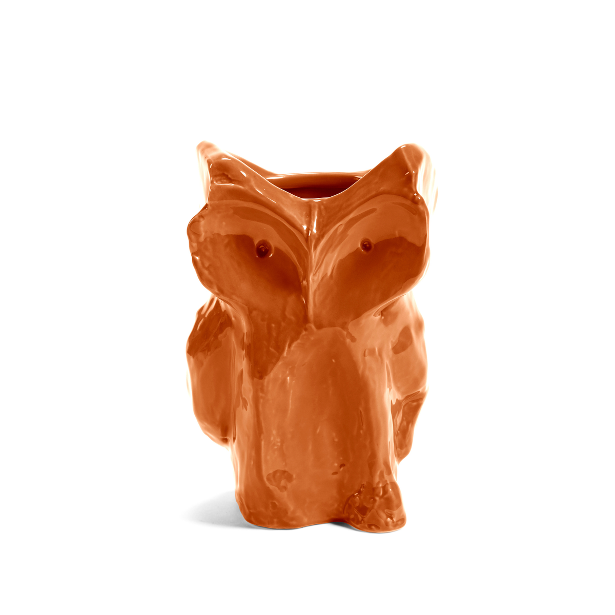 Een glanzend oranje mok van keramiek in de vorm van een uil, met minimale details en een op Marni geïnspireerd ontwerp, dat doet denken aan de Serax Marni After Midnight Uil Vaas Oranje S van Serax, tegen een witte achtergrond.