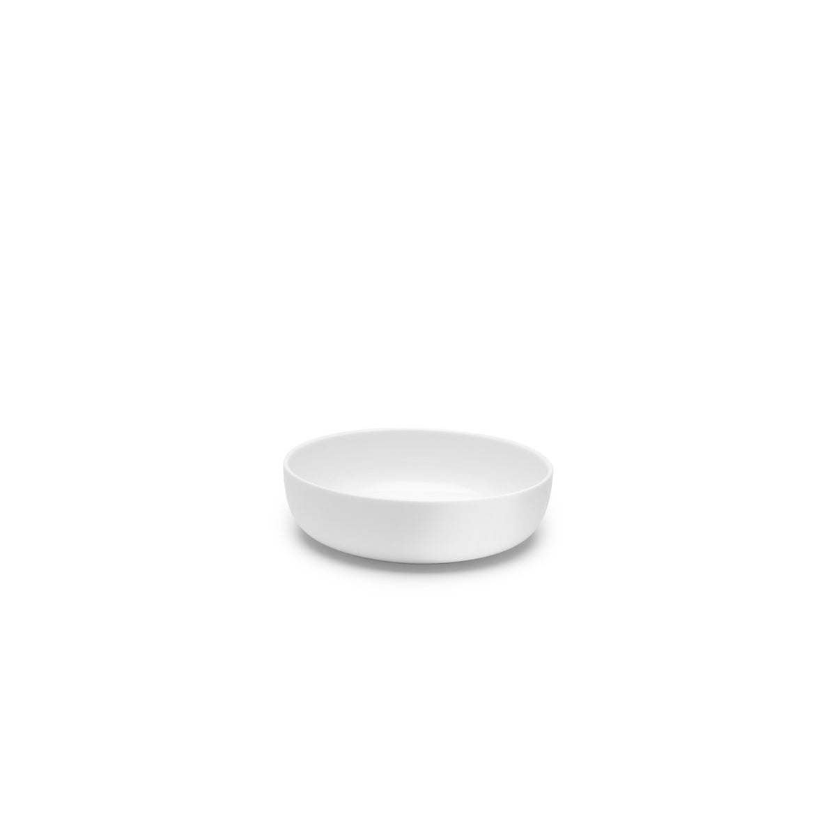 De Serax Base Diep Bord D16 uit de Serax collectie is een eenvoudige, witte, ronde kom van keramiek, gecentreerd op een witte achtergrond. De eenvoudige vorm is geïnspireerd op Chinees porselein en is leeg en elegant.