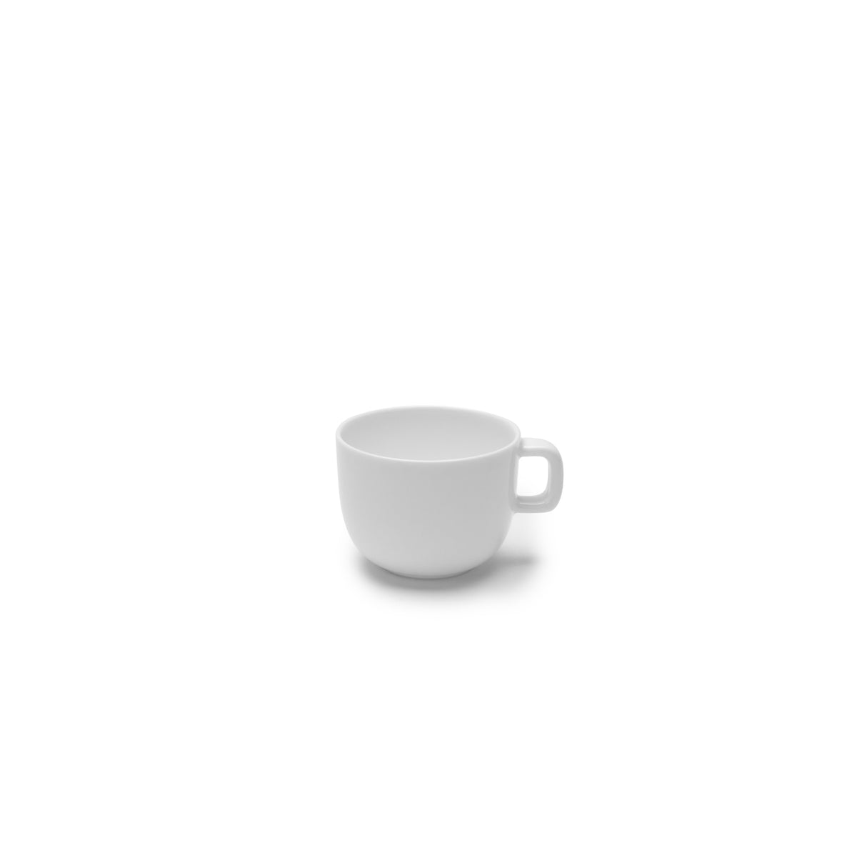 Een effen witte Serax Base Espresso Kop met Oor 10 cl, van Serax, staat in het midden op een witte achtergrond. Het lege keramische kopje met handvat werpt een vage schaduw eronder, geïnspireerd door Studio Piet Boon voor de Serax servies.