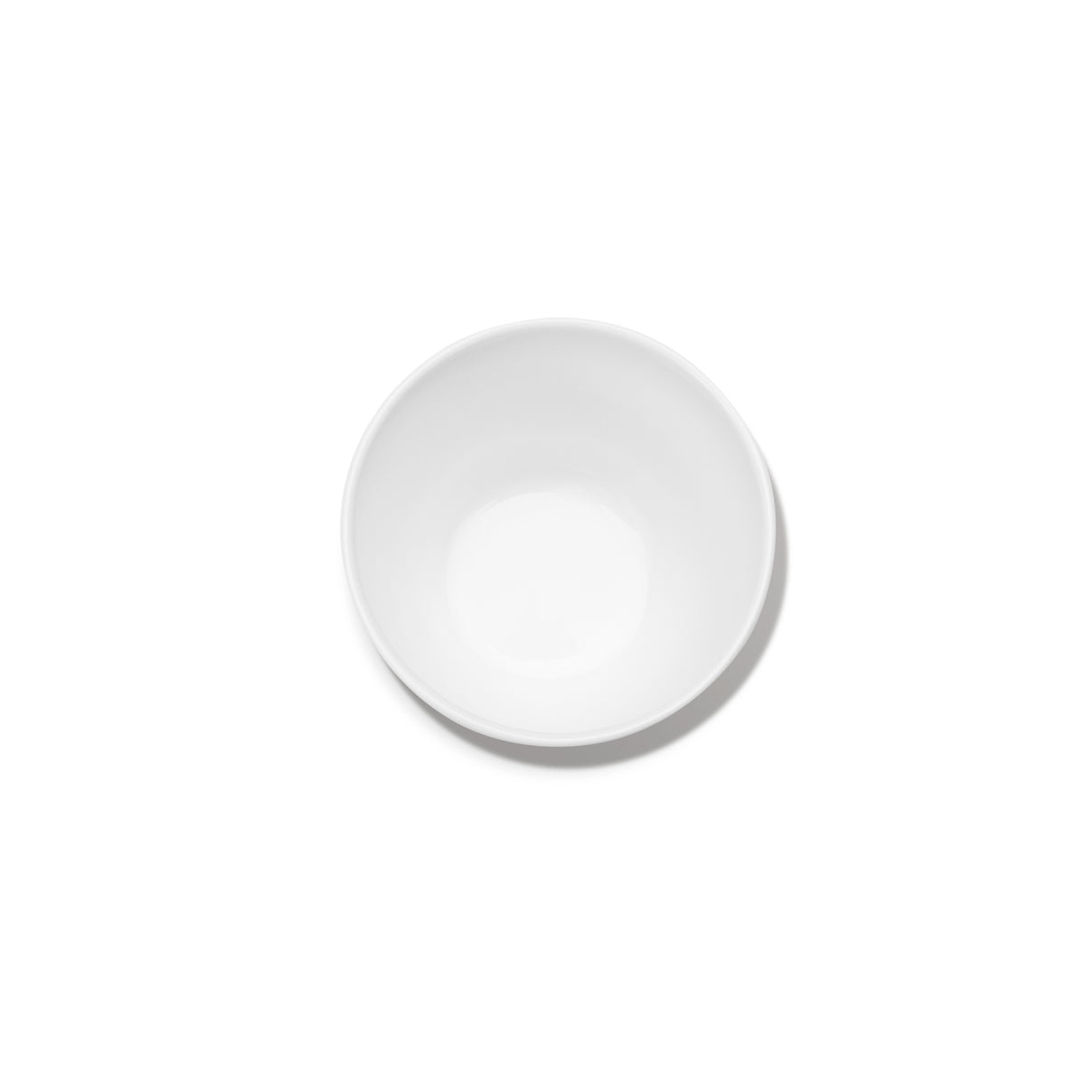 De Serax Base Koffiekop zonder Oor 30 cl, een eenvoudige beker van wit keramiek van Serax, is van bovenaf gefotografeerd op een witte achtergrond, wat de tijdloze elegantie benadrukt.