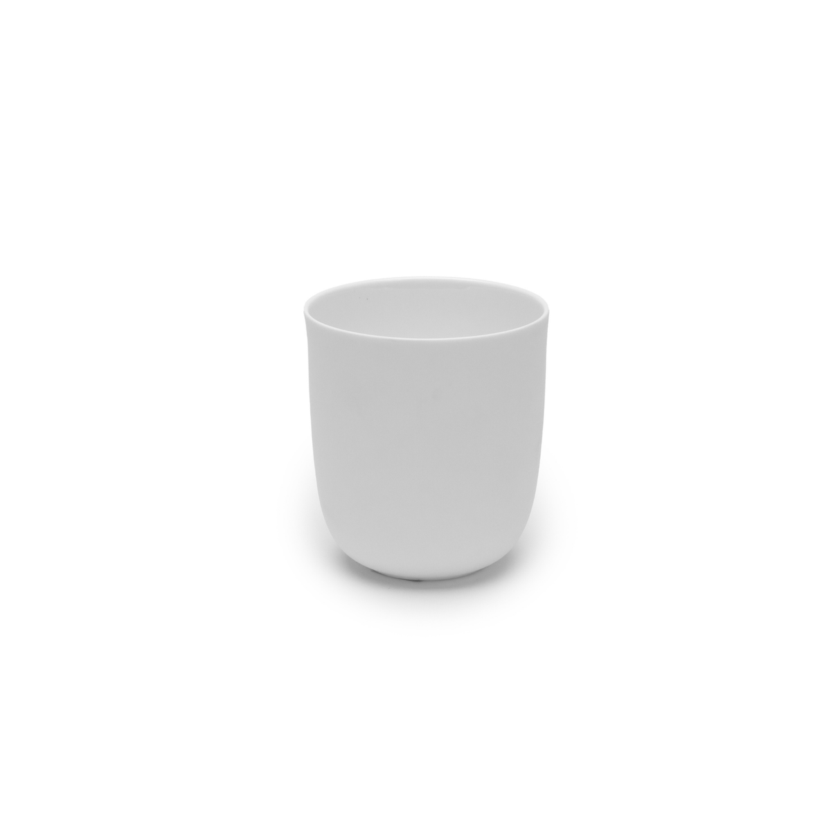 Een minimalistische Serax Base Theekop zonder Oor 35 cl, geïnspireerd op het ontwerp van Studio Piet Boon, staat in het midden op een witte achtergrond met zachte schaduwen - het effen witte keramiek weerspiegelt de elegantie van Chinees porselein.