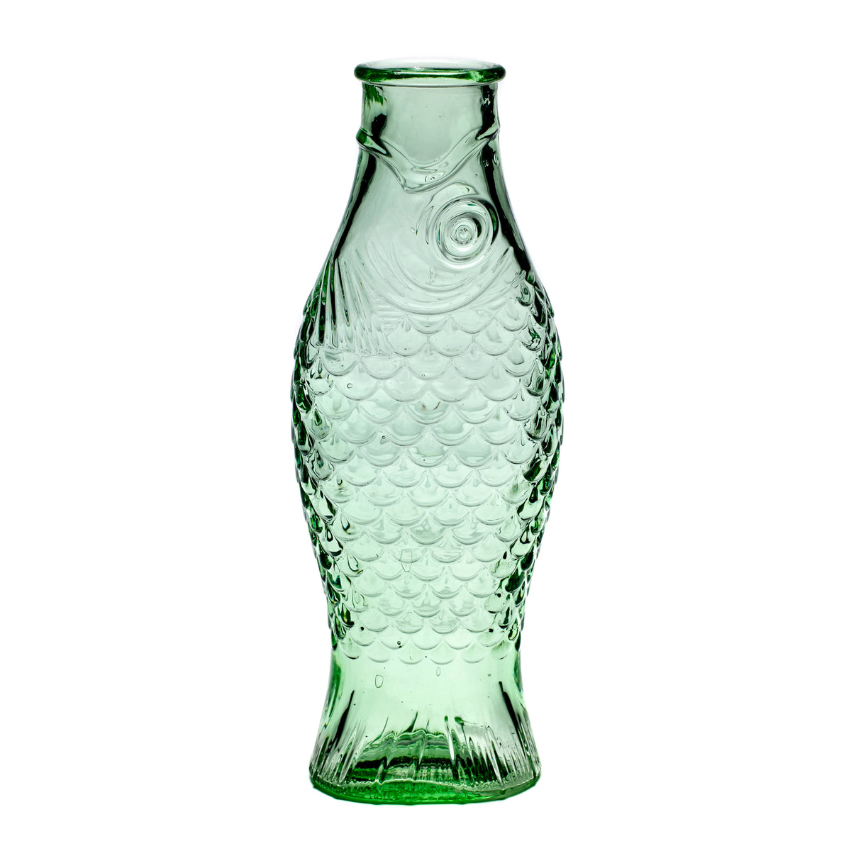 De Serax Fish & Fish Karaf Groen 85 cl is een groene glazen karaf in de vorm van een vis, met gedetailleerde schubben, vinnen en een oog in reliëf. Ontworpen door Serax in samenwerking met Paola Navone.