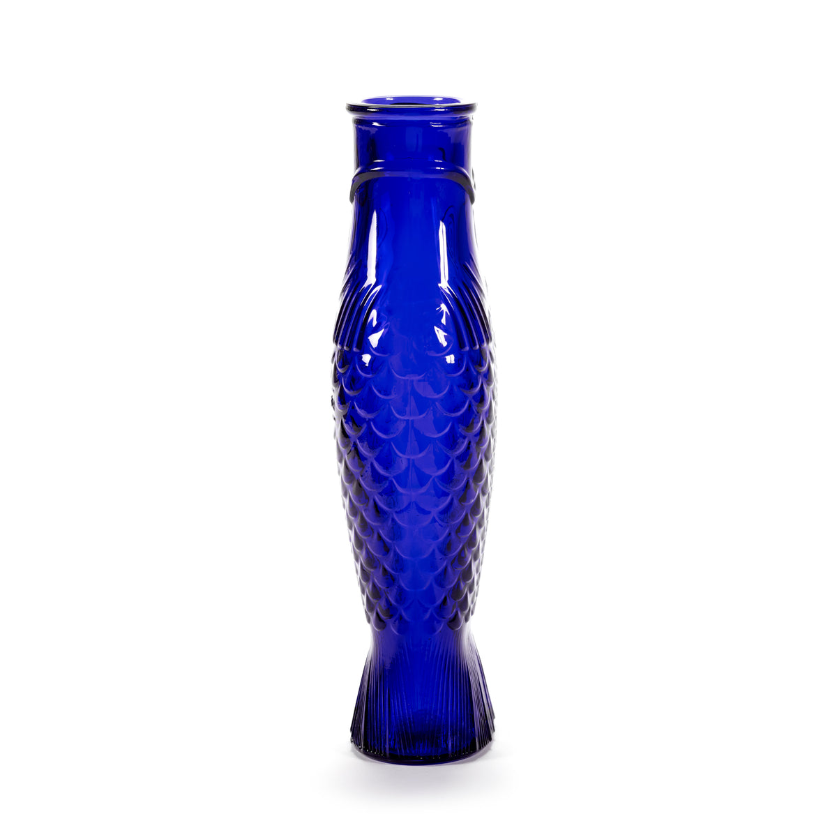 De Serax Fish & Fish Karaf Kobalt Blauw 85 cl is een hoge, blauwe glazen vaas in de vorm van een vis, met gedetailleerde schubben en vinnen, rechtopstaand tegen een witte achtergrond.