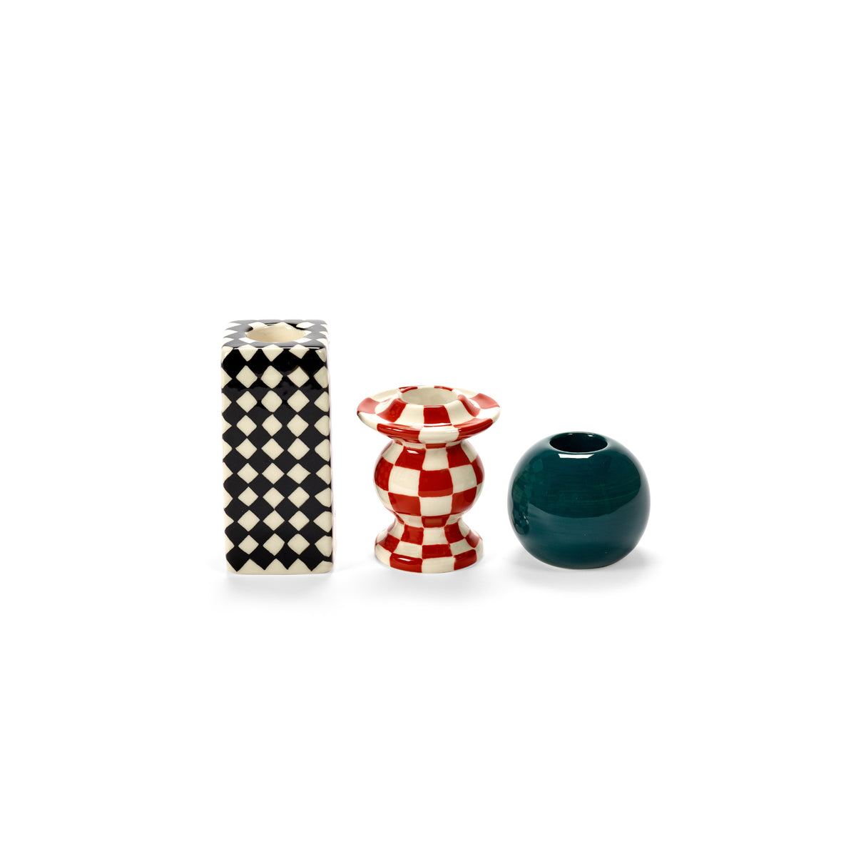 Drie decoratieve objecten: Serax Wouters & Hendrix Schaakbord Kandelaars (set van 3), met een zwart-wit geblokte vaas, een rood-wit geblokte sokkel en een glanzende donkergroene ronde vaas, allemaal op een witte achtergrond.