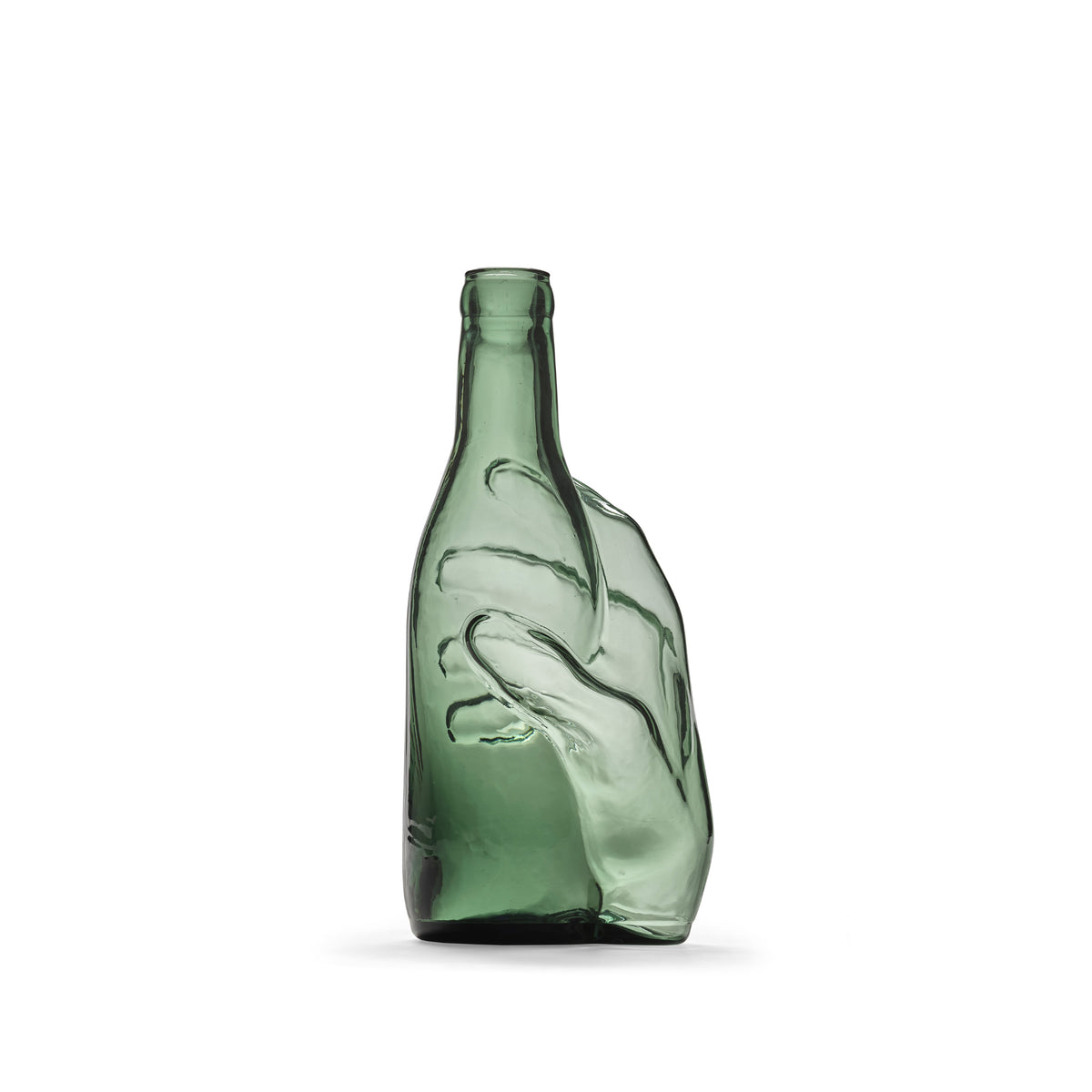 De Serax Wouters & Hendrix Edward Karaf Groen is een groene glazen fles met een handontwerp in reliëf, geïnspireerd op Les Objets Mouleversants, op een effen witte achtergrond.