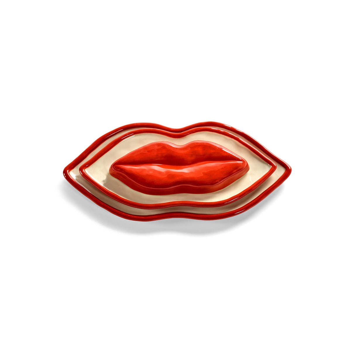 Een set van drie glanzende, rode borden in de vorm van een lip uit de Serax Wouters & Hendrix Lips Schalen collectie, tegen een witte achtergrond.