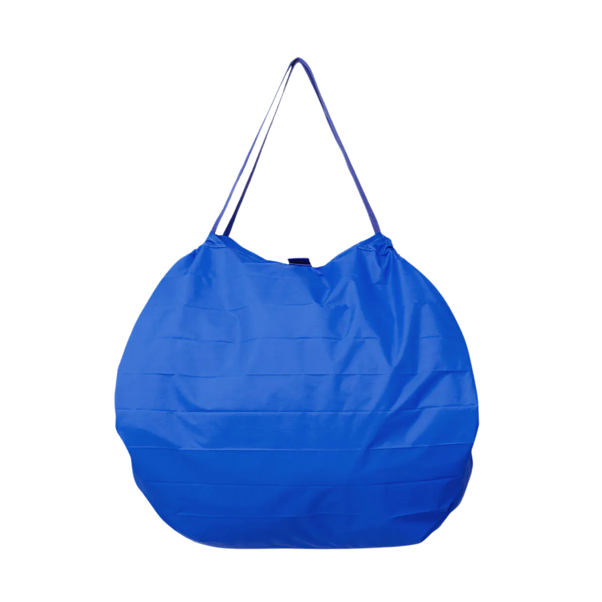 De Shupatto Opvouwbare Boodschappentas Clear Sky Blauw L is een ruime, ronde, helderblauwe draagtas met één schouderriem – stijlvol en praktisch voor dagelijks gebruik, afgebeeld tegen een witte achtergrond.