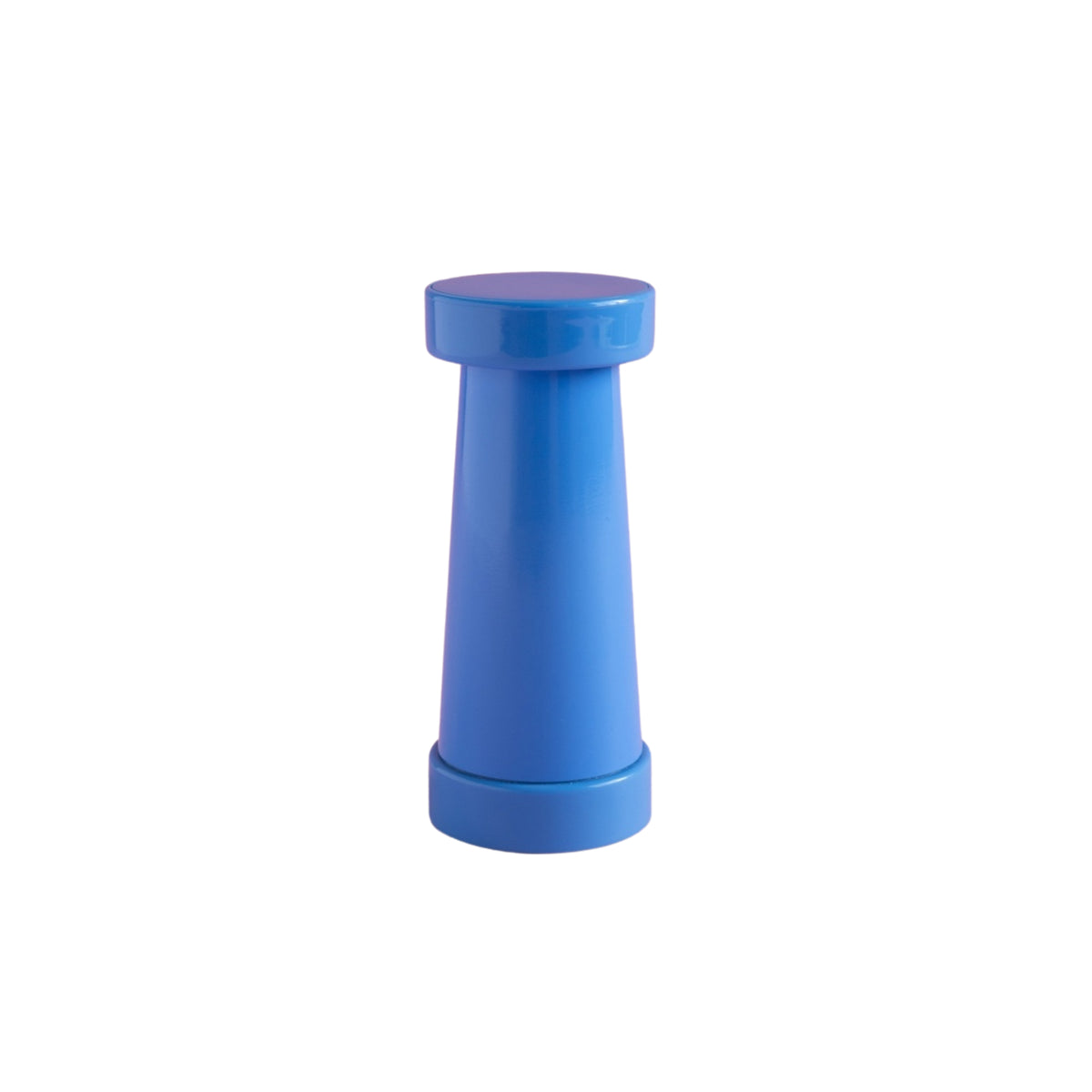 De Sowden Zout-en Pepermolen Blauw van Sowden is een glanzend blauwe, cilindervormige molen met een bredere vlakke bovenkant en voet, geïnspireerd op de Memphis Design Movement, afgebeeld tegen een effen witte achtergrond.