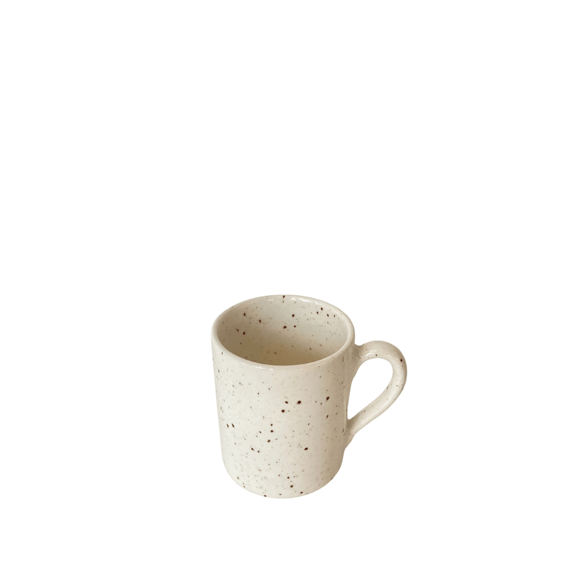 De Stock Antwerpen Espresso kop Wit Spikkel van Stock Antwerpen is een crèmekleurige mok met bruine spikkels en een handvat, gecentreerd op een effen witte achtergrond - ideaal voor iedereen die op zoek is naar uniek servies of stijlvolle espressokopjes.
