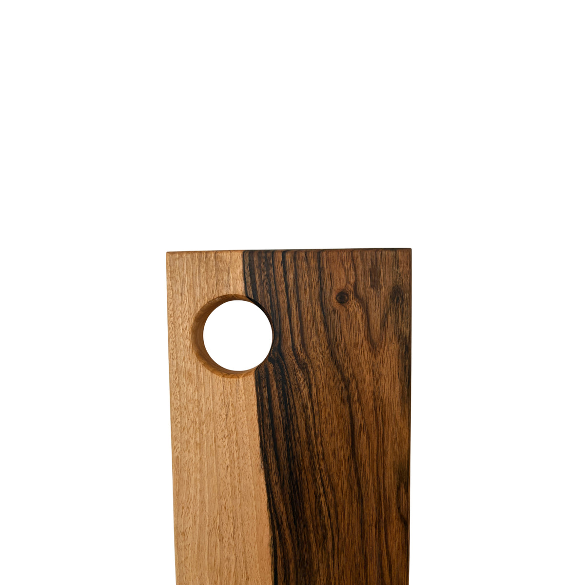 De Weshwood Serveerplank Europese Notelaar 15/47 is een rechthoekige serveerplank van Weshwood, gemaakt van Europees notenhout met een rond gat linksboven en een kenmerkende licht-donkere nerf, afgebeeld op een effen witte ondergrond.