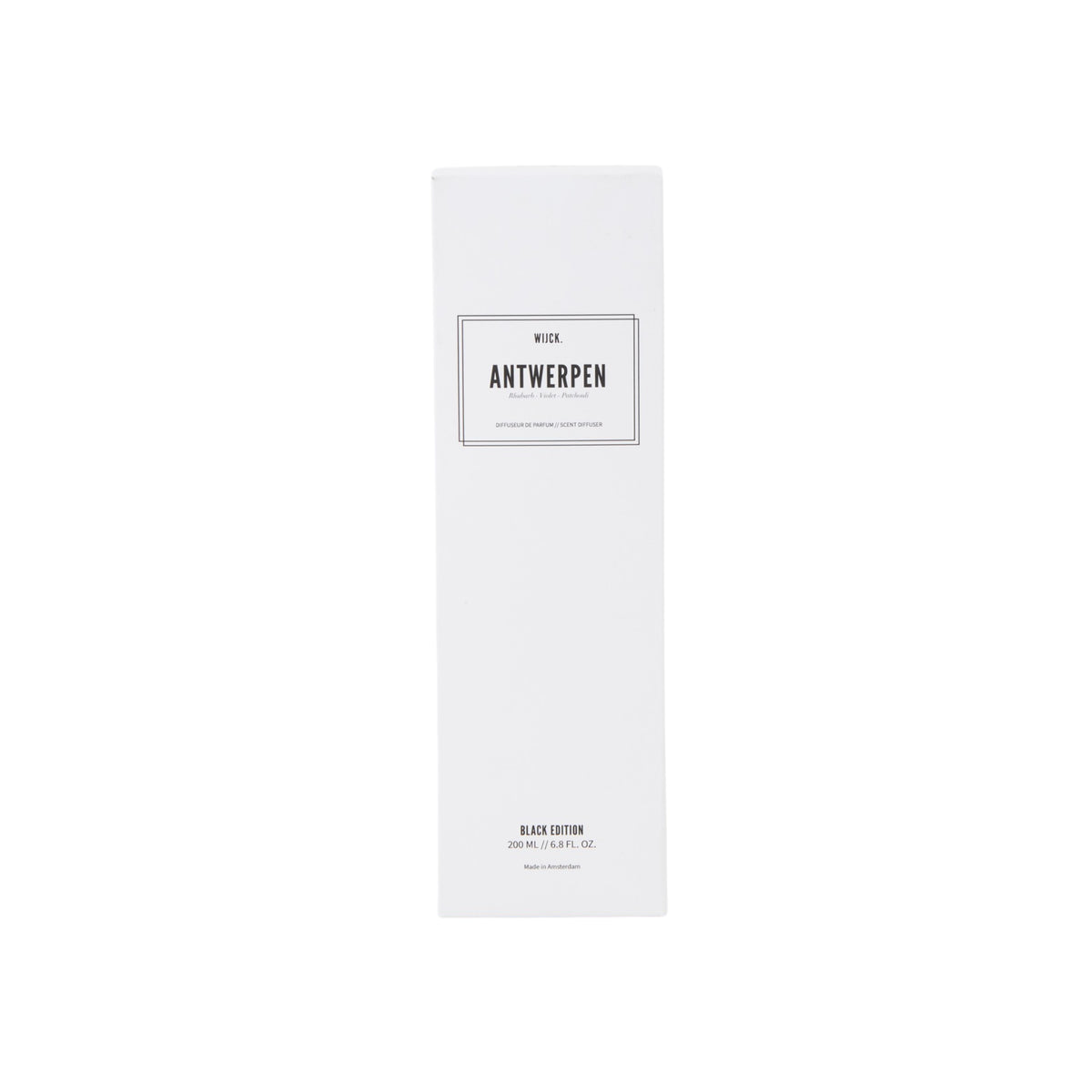 Een hoge, witte rechthoekige doos met een minimalistisch design met zwarte tekst in het midden "Antwerpen" en kleinere tekst erboven en eronder. Deze verpakking toont de Wijck Diffuser Boulevard Antwerpen 200 ml van Wijck.